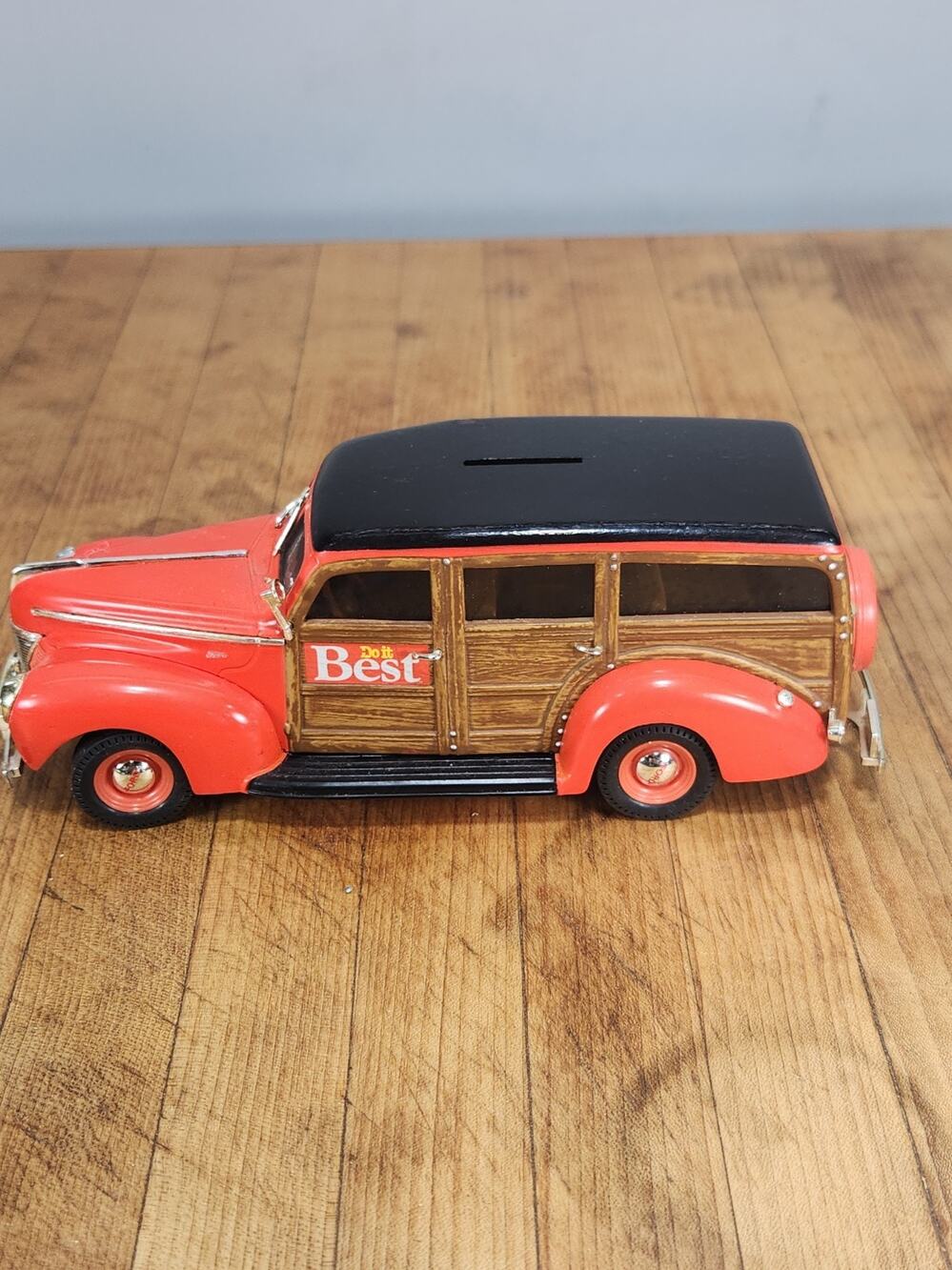 ERTL 1940 Ford Woody Wagon Do It Best 1:25 Diecast Coin Bank Red Woodgrain